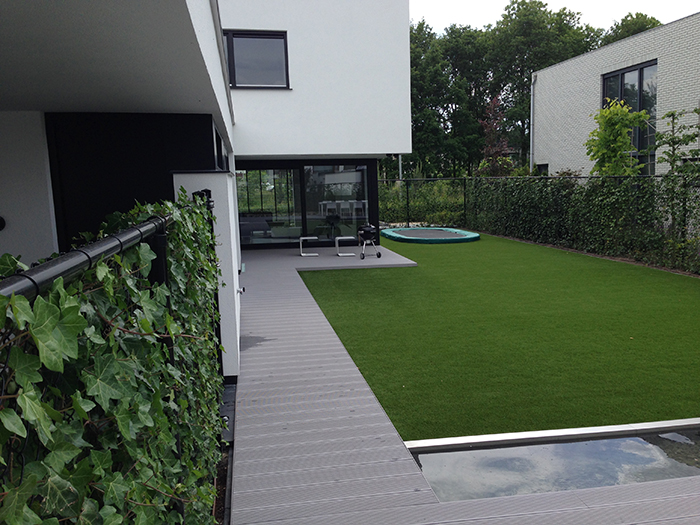 Strakke moderne tuin met kunstgras Eindhoven